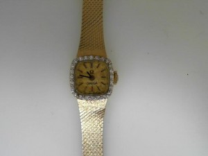 Estate 14 Karat Watch Ladies  Omega  Mechanical (Manual) With diamond Bezel  Dial Color: Champagne   MM: 14mm   Wrist Size 5.25