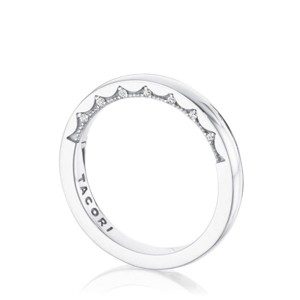 Tacori: 14 Karat White Gold Coastal Crescent Wedding Band With 14=0.06Tw Round Diamonds
Ring Size: 6.5