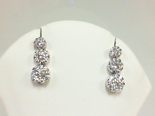 Forevermark: 18 Karat White Gold Drop Earrings With One 0.16ct Forevermark Round G/H VS2-SI1 Diamond, One 0.16ct Forevermark Round G/H VS2-SI1 Diamond And 58=0.88tw Non Forevermark Round G/H VS2-SI1 Diamonds
FM 9887710 / 9993167
