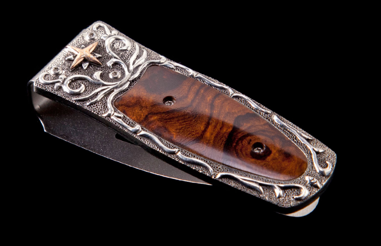 William Henry: Money Clip
Frame/Body: Sterling Silver
Scale/Inlay: Desert Iron Wood
Clip: Titanium
Number: 10/15