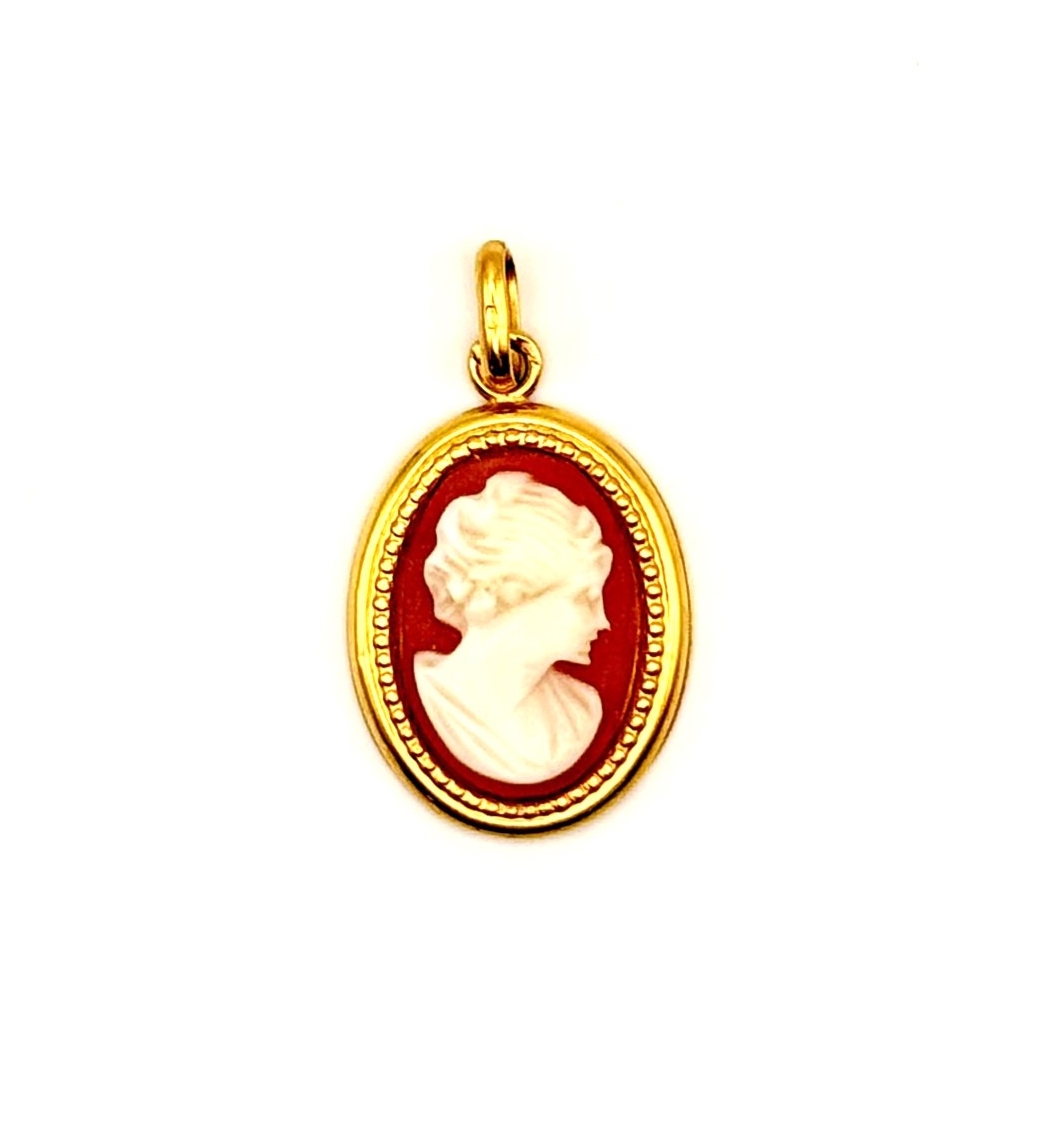 eSTATE18 Karat Yellow Gold Small Cameo Pendant