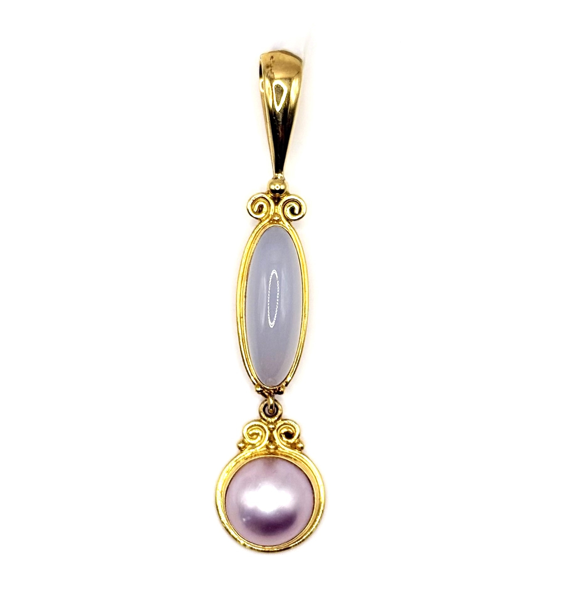 Estate18 Karat Yellow Gold  Pendant With Pink Mabe Pearl /Moonstone
Stamped 