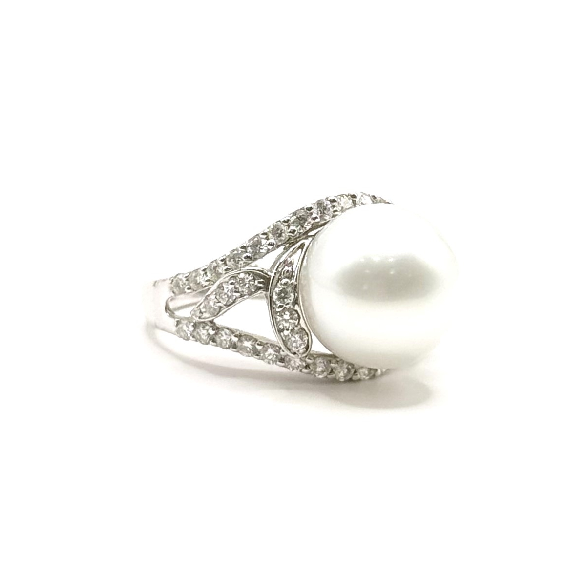 Estate 18 Karat White Gold Ring With One 11.8mm Round Pearl And 0.82Tw Round Diamonds (AS IS)