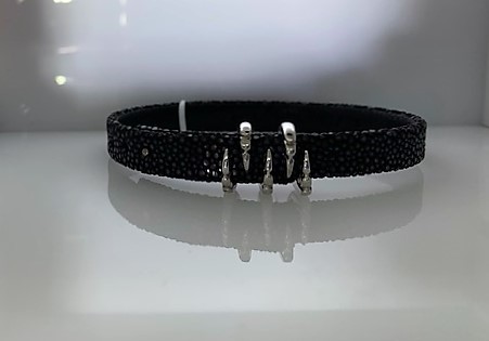 Sting HD: Pure Sterling Silver Bracelet
Name: Black Sting/Claw
Length: Medium
Diameter: 9mm