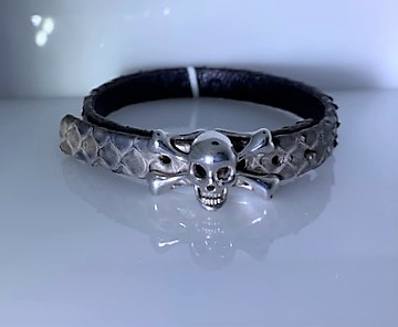 Sting HD: Pure Sterling Silver High Polished Bracelet Python
Name: Luxe/Skull
Length: Medium
Diameter: 8.5 mm
Colbalt Blue Sting